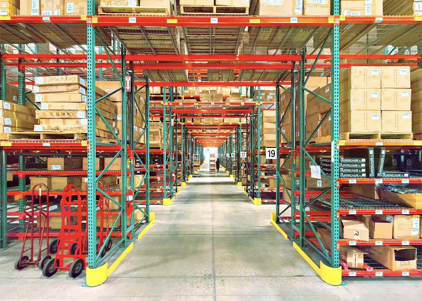Kho logistics tổng hợp với các thùng hàng trên kệ
